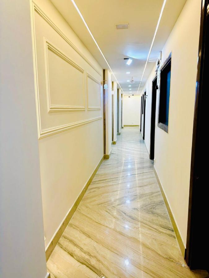 Hotel Samrat Residency 10 Mints Walking Distance Nizamuddin Railway Station Neu-Delhi Exterior foto
