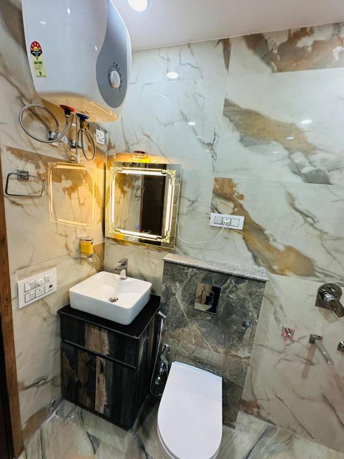 Hotel Samrat Residency 10 Mints Walking Distance Nizamuddin Railway Station Neu-Delhi Exterior foto