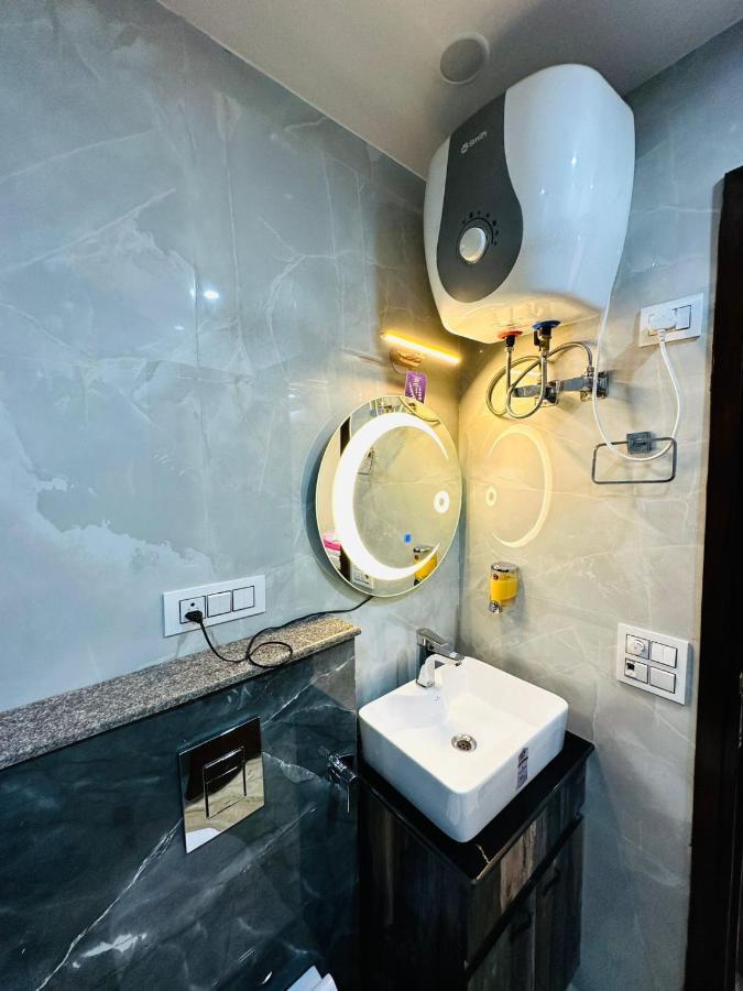 Hotel Samrat Residency 10 Mints Walking Distance Nizamuddin Railway Station Neu-Delhi Exterior foto