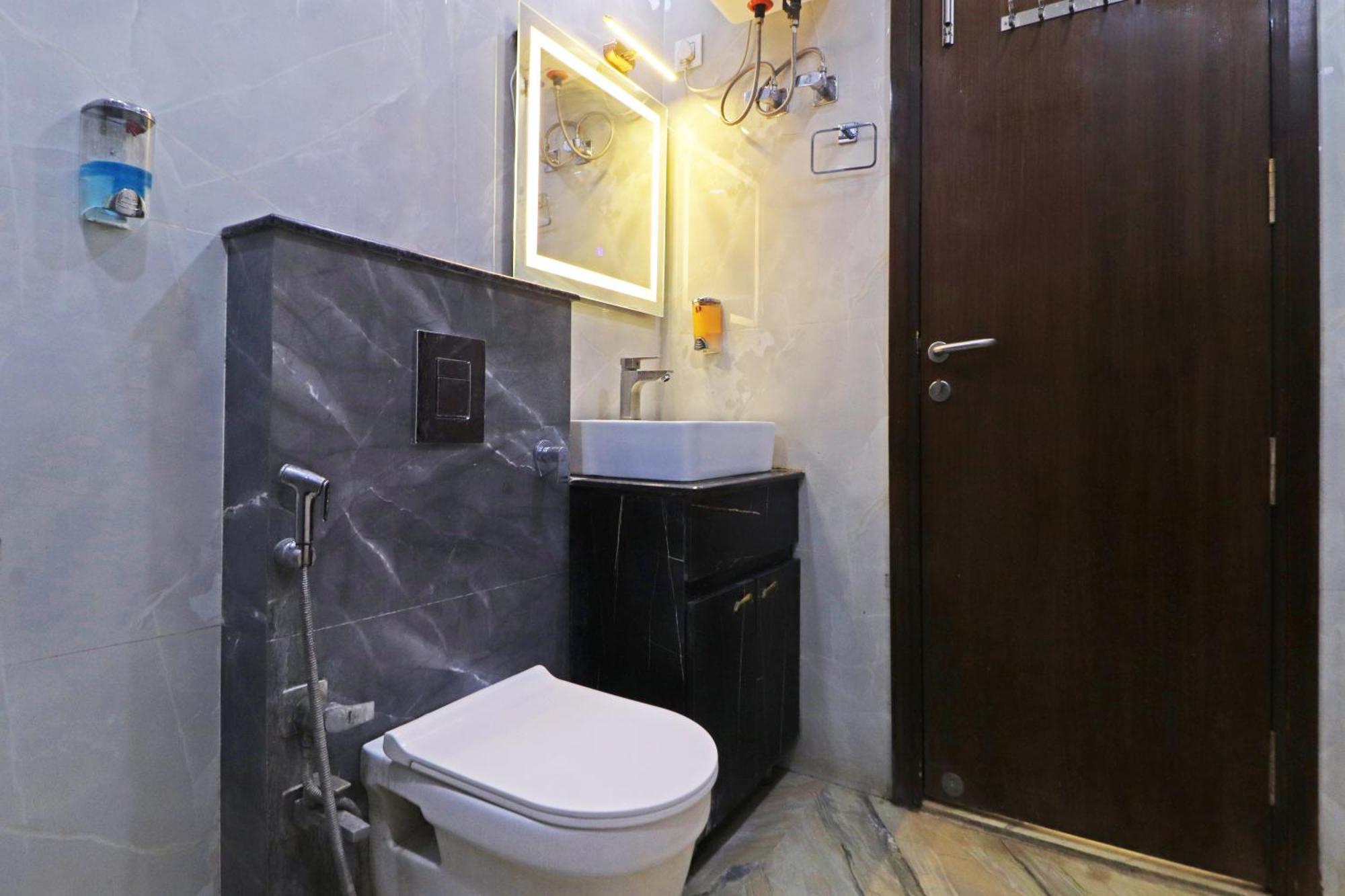 Hotel Samrat Residency 10 Mints Walking Distance Nizamuddin Railway Station Neu-Delhi Exterior foto