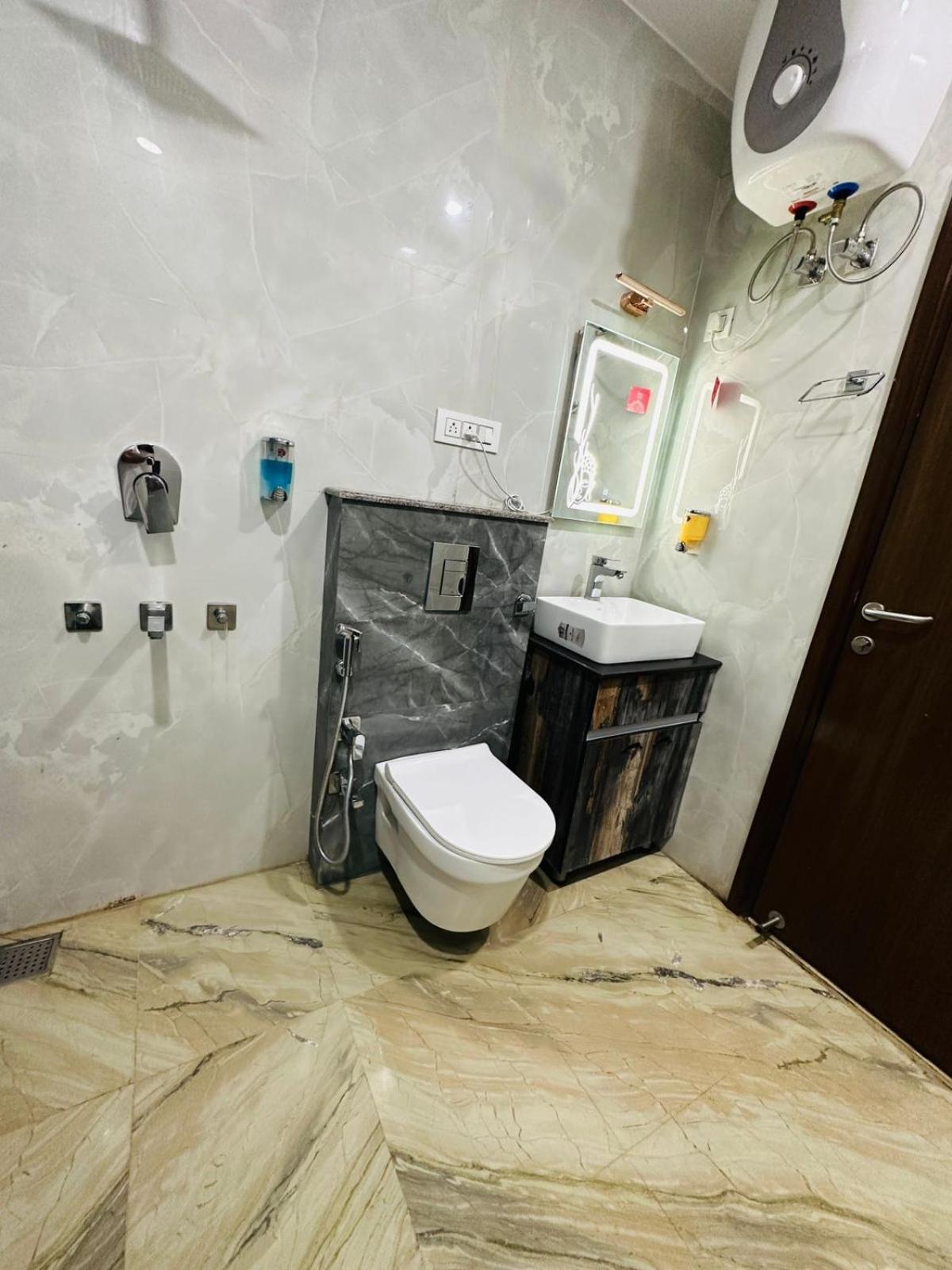 Hotel Samrat Residency 10 Mints Walking Distance Nizamuddin Railway Station Neu-Delhi Exterior foto