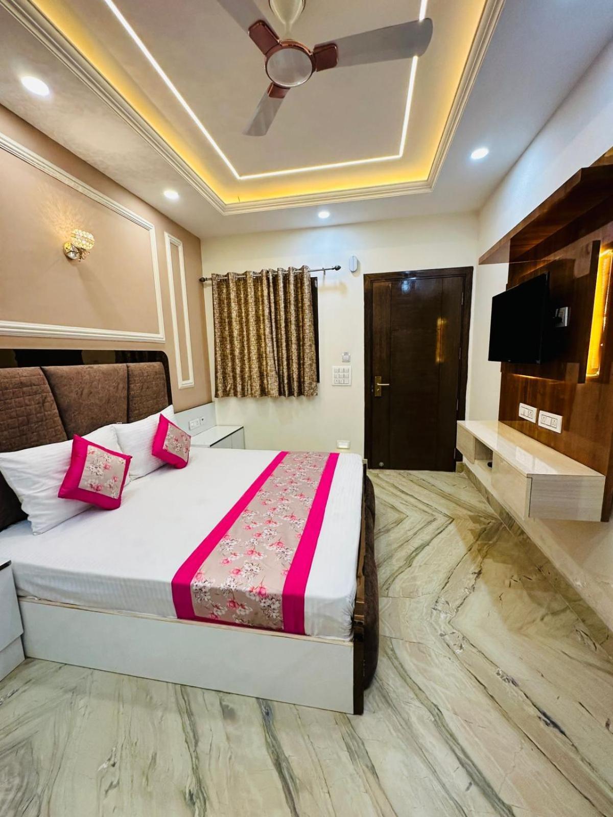 Hotel Samrat Residency 10 Mints Walking Distance Nizamuddin Railway Station Neu-Delhi Exterior foto