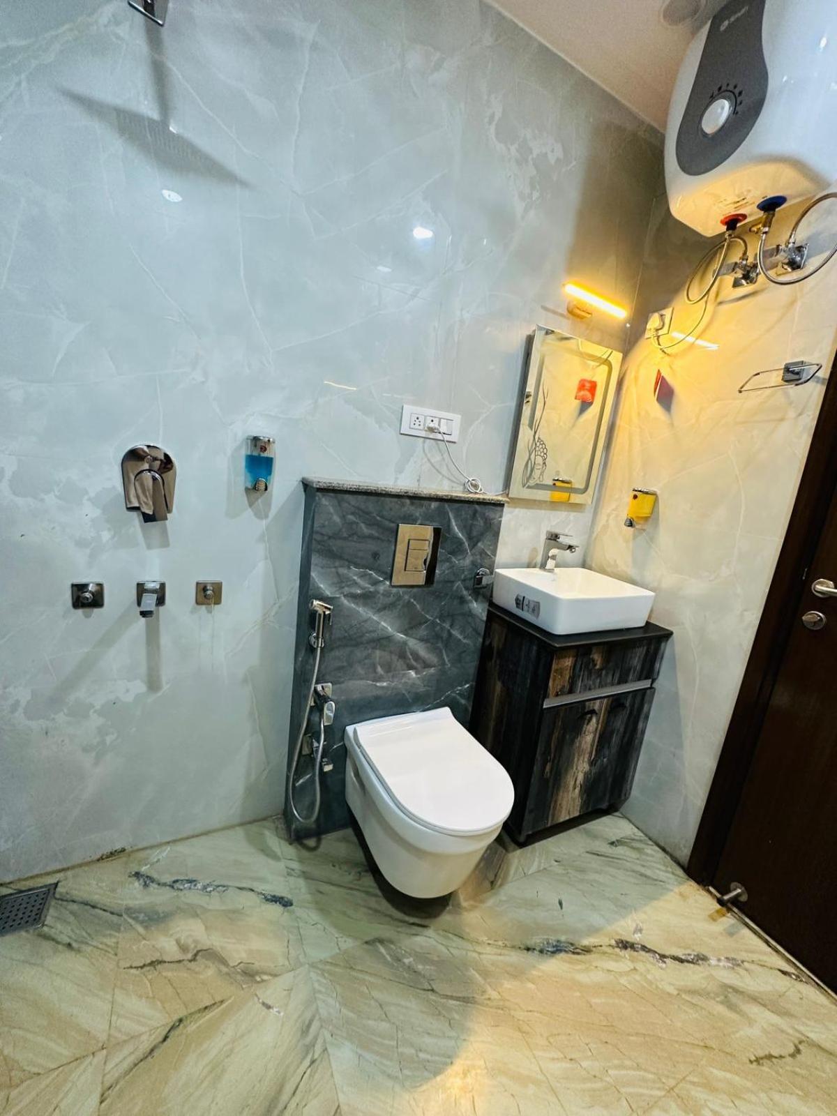 Hotel Samrat Residency 10 Mints Walking Distance Nizamuddin Railway Station Neu-Delhi Exterior foto
